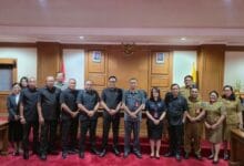 Foto bersama usai Komisi III raker membahas Silpa LPJ APBD 2025 bersama Bapenda dan BPKAD