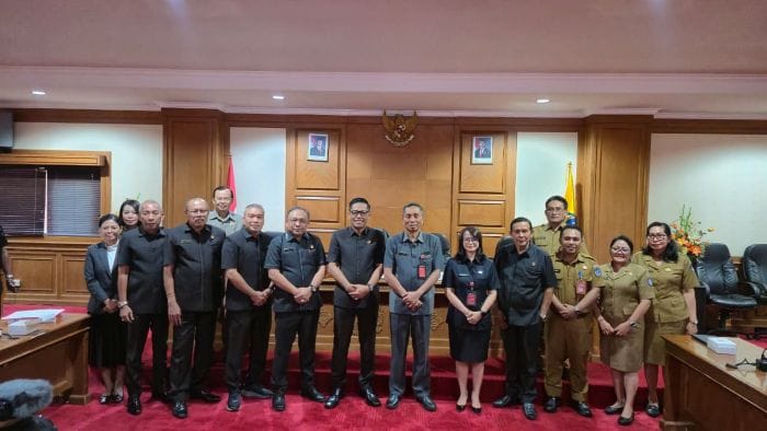 Foto bersama usai Komisi III raker membahas Silpa LPJ APBD 2025 bersama Bapenda dan BPKAD