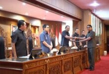Fraksi DPRD Badung menyerahkan pandangan umum terhadap LPJ APBD 2026 kepada Ketua Dewan, I Gusti Anom Gumanti