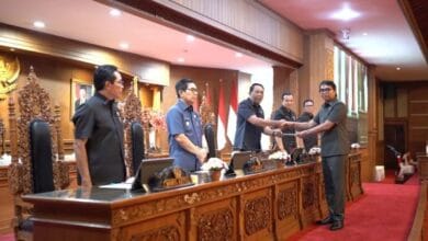 Fraksi DPRD Badung menyerahkan pandangan umum terhadap LPJ APBD 2026 kepada Ketua Dewan, I Gusti Anom Gumanti