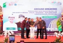 Bupati Wayan Adi Arnawa bersama Gubernur Wayan Koster, Wabup Bagus Alit Sucipta saat ground breaking di lokasi proyek JLS Jalan Labuan Sait - Pedati serta pembangunan trase jalan Pura Kulat - Labuan Sait, Desa Pecatu, Kuta Selatan