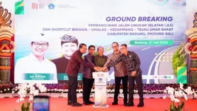 Bupati Wayan Adi Arnawa bersama Gubernur Wayan Koster, Wabup Bagus Alit Sucipta saat ground breaking di lokasi proyek JLS Jalan Labuan Sait - Pedati serta pembangunan trase jalan Pura Kulat - Labuan Sait, Desa Pecatu, Kuta Selatan