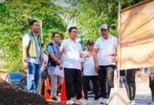 I Gusti Anom Gumanti bersama bupati mencermati cetak biru rencana proyek dan memberikan perhatian khusus pada penataan utilitas, termasuk rencana penurunan kabel listrik ke bawah tanah.