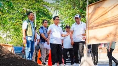 I Gusti Anom Gumanti bersama bupati mencermati cetak biru rencana proyek dan memberikan perhatian khusus pada penataan utilitas, termasuk rencana penurunan kabel listrik ke bawah tanah.