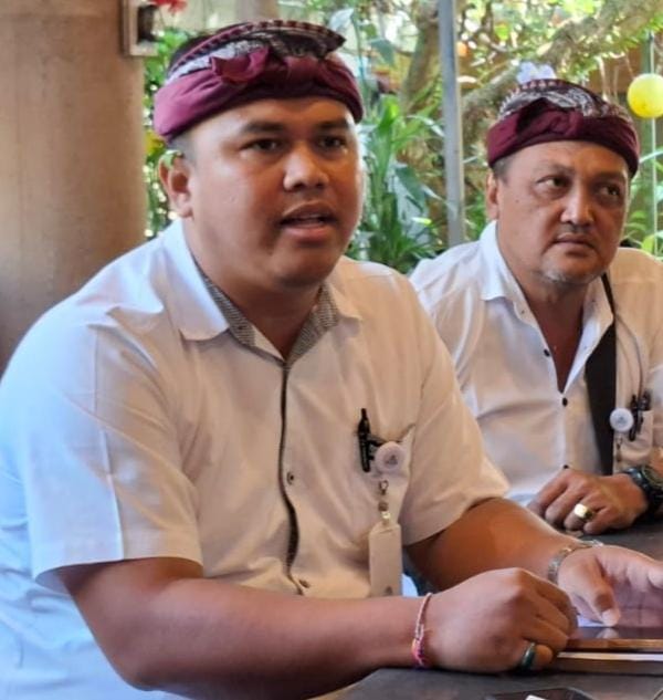 Kasubag Humas Perumda TAB, I Putu Wahyu Untung Suardana (Kiri)