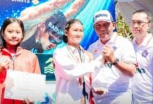 Ketua DPRD Badung I Gusti Anom Gumanti memberi selamat kepada atlet berprestasi