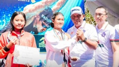 Ketua DPRD Badung I Gusti Anom Gumanti memberi selamat kepada atlet berprestasi