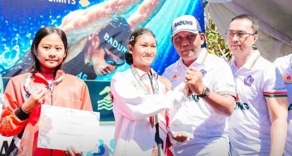 Ketua DPRD Badung I Gusti Anom Gumanti memberi selamat kepada atlet berprestasi