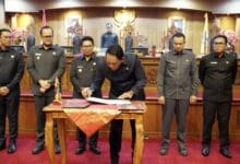 Ketua DPRD Badung I Gusti Anom Gumanti tandatangan berita acara jawaban bupati atas pandangan umum fraksi