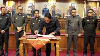 Ketua DPRD Badung I Gusti Anom Gumanti tandatangan berita acara jawaban bupati atas pandangan umum fraksi