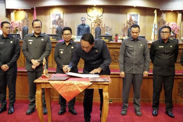 Ketua DPRD Badung I Gusti Anom Gumanti tandatangan berita acara jawaban bupati atas pandangan umum fraksi