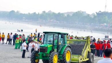 Ketua DPRD Badung ikut bersih-bersih di Pantai Kuta