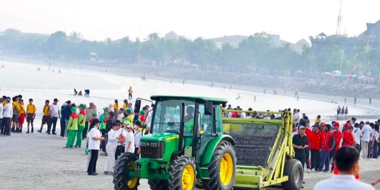Ketua DPRD Badung ikut bersih-bersih di Pantai Kuta