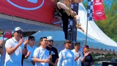 Ketua DPRD Kabupaten Badung I Gusti Anom Gumanti bersama Bupati Badung I Wayan Adi Arnawa pada pembukaan Lomba Layang-layang SPB FEST #4
