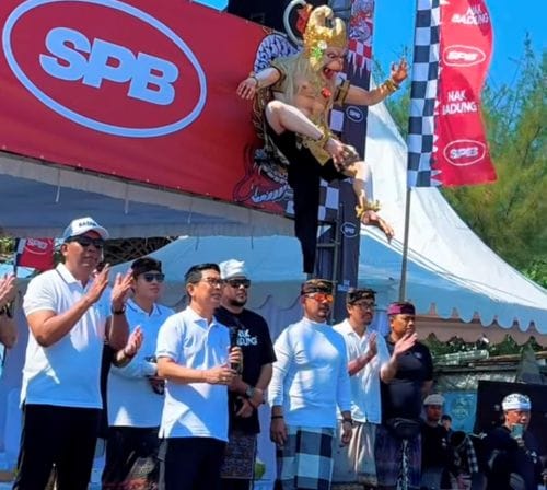 Ketua DPRD Kabupaten Badung I Gusti Anom Gumanti bersama Bupati Badung I Wayan Adi Arnawa pada pembukaan Lomba Layang-layang SPB FEST #4