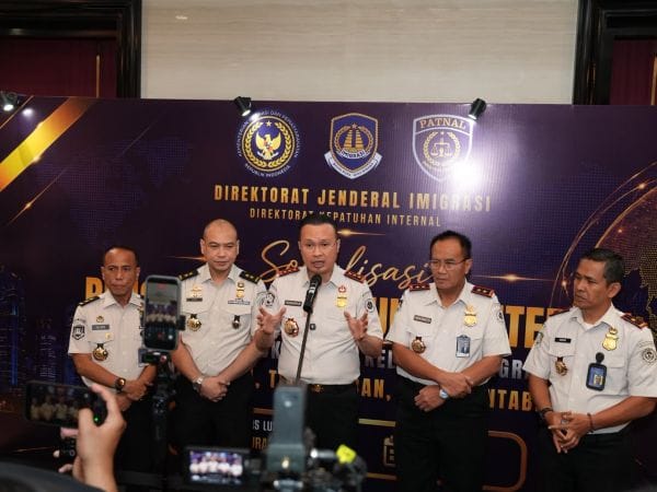 Pimpinan Imigrasi memberikan keterangan terkait pembekalan penguatan integritas kepada jajaran internal keimigrasian dalam rangka pembenahan instansi