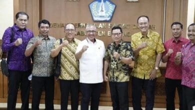 Putu Parwata memimpin rapat kerja lanjutan pembahasan Rancangan Peraturan DPRD tentang Tata Beracara Badan Kehormatan