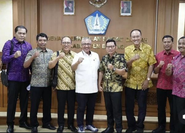 Putu Parwata memimpin rapat kerja lanjutan pembahasan Rancangan Peraturan DPRD tentang Tata Beracara Badan Kehormatan