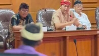 Wakil Ketua Komisi IV DPRD Kabupaten Badung, I Made Suwardana, menerima audiensi dari Pengurus Cabang Federasi Serikat Pekerja Pariwisata dan Ekonomi Kreatif