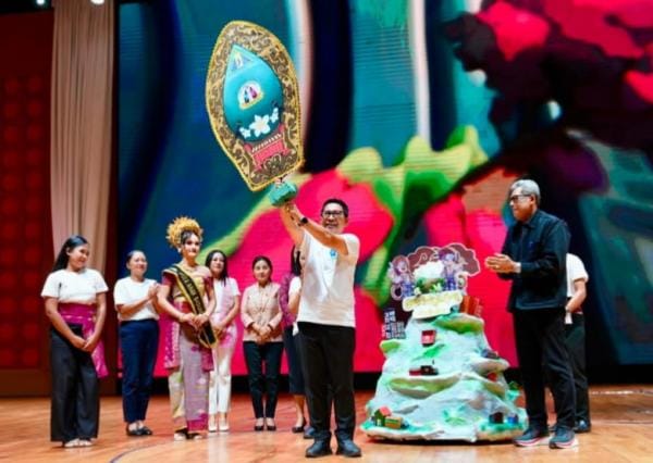 Bupati Wayan Adi Arnawa bersama Ketua TP. PKK Nyonya Rasniathi Adi Arnawa menghadiri Puncak Perayaan Hari Anak Nasional Kabupaten Badung Tahun 2026 di Balai Budaya Giri Nata Mandala, Puspem Badung