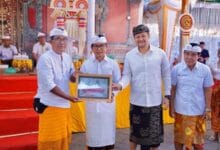Bupati Adi Arnawa bersama Wabup Bagus Alit Sucipta saat hadiri Karya Manusa Yadnya dan Pitra Yadnya Massal di Desa Adat Kwanji, Kelurahan Sempidi, Kecamatan Mengwi