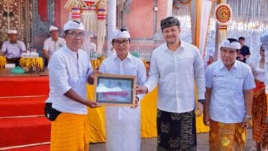 Bupati Adi Arnawa bersama Wabup Bagus Alit Sucipta saat hadiri Karya Manusa Yadnya dan Pitra Yadnya Massal di Desa Adat Kwanji, Kelurahan Sempidi, Kecamatan Mengwi