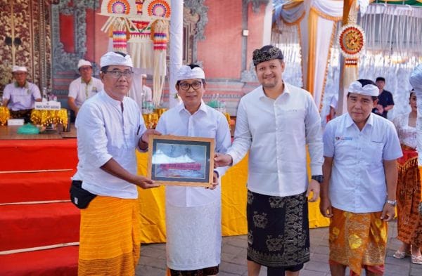 Bupati Adi Arnawa bersama Wabup Bagus Alit Sucipta saat hadiri Karya Manusa Yadnya dan Pitra Yadnya Massal di Desa Adat Kwanji, Kelurahan Sempidi, Kecamatan Mengwi