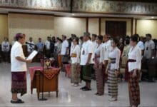 Bupati Adi Arnawa melantik dan mengambil sumpah dan janji Pejabat Pimpinan Tinggi Pratama, Pejabat Administrator, Pejabat Pengawas, dan Pejabat Fungsional