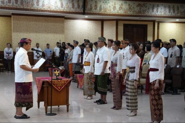 Bupati Adi Arnawa melantik dan mengambil sumpah dan janji Pejabat Pimpinan Tinggi Pratama, Pejabat Administrator, Pejabat Pengawas, dan Pejabat Fungsional