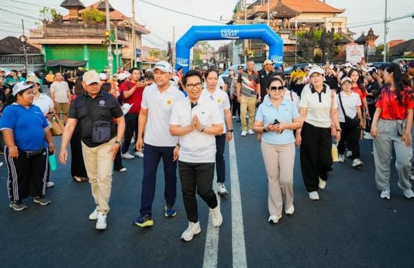 Bupati Wayan Adi Arnawa saat Badung First Car Free Day di sepanjang Jalan Teuku Umar Barat, Kerobokan