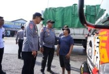Dishub Badung melangsungkan aksi penertiban puluhan truk yang melakukan pelanggaran parkir liar di sepanjang bahu Jalan Jaksa Agung R Soeprapto, area Terminal Mengwi