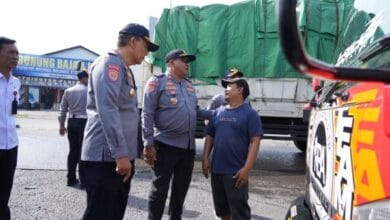 Dishub Badung melangsungkan aksi penertiban puluhan truk yang melakukan pelanggaran parkir liar di sepanjang bahu Jalan Jaksa Agung R Soeprapto, area Terminal Mengwi