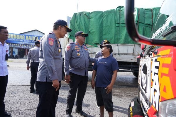 Dishub Badung melangsungkan aksi penertiban puluhan truk yang melakukan pelanggaran parkir liar di sepanjang bahu Jalan Jaksa Agung R Soeprapto, area Terminal Mengwi