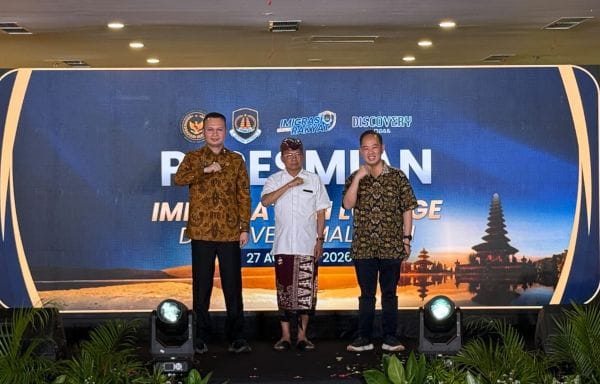 Foto bersama usai peresmian Immigration Lounge Discovery Mall