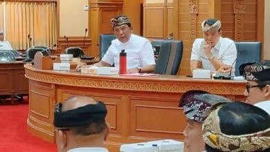 Ketua DPRD Badung I Gusti Anom Gumanti saat memimpin rapat kerja membahas KUA-PPAS Perubahan 2026