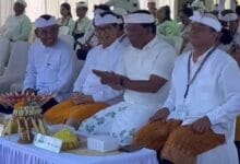 Ketua DPRD Kabupaten Badung I Gusti Anom Gumanti bersama Bupati I Wayan Adi Arnawa menghadiri undangan Karya Atma Wedana Desa Adat Tuban