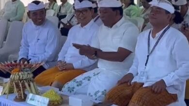 Ketua DPRD Kabupaten Badung I Gusti Anom Gumanti bersama Bupati I Wayan Adi Arnawa menghadiri undangan Karya Atma Wedana Desa Adat Tuban