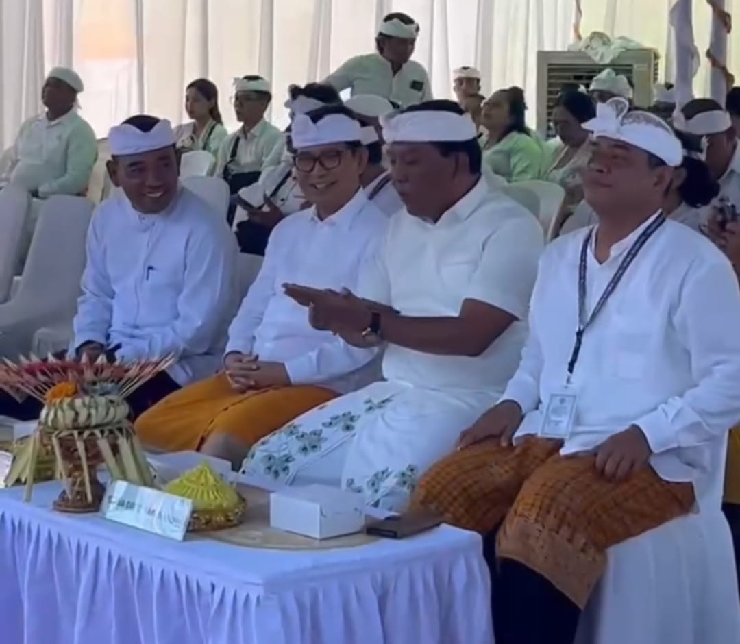Ketua DPRD Kabupaten Badung I Gusti Anom Gumanti bersama Bupati I Wayan Adi Arnawa menghadiri undangan Karya Atma Wedana Desa Adat Tuban