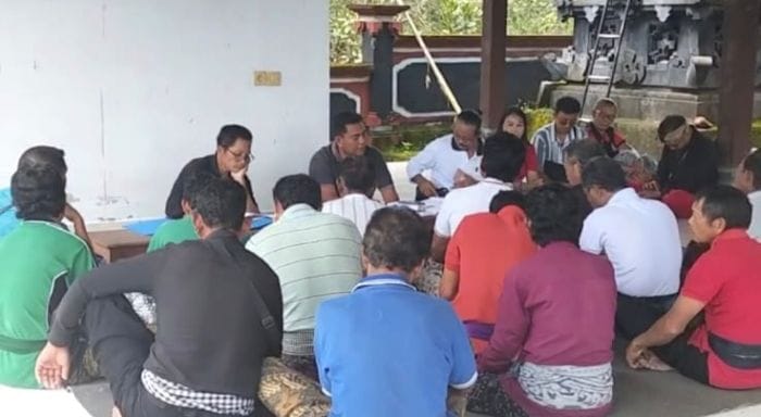 Masyarakat Desa Kukuh, Kubu, Karangasem mengikuti pembinaan mewujudkan desa wisata religi