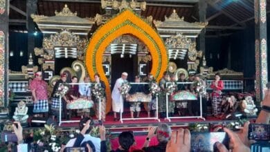Pembukaan Tanah Lot Art and Food Festival VII ditandai dengan membunyikan okokan
