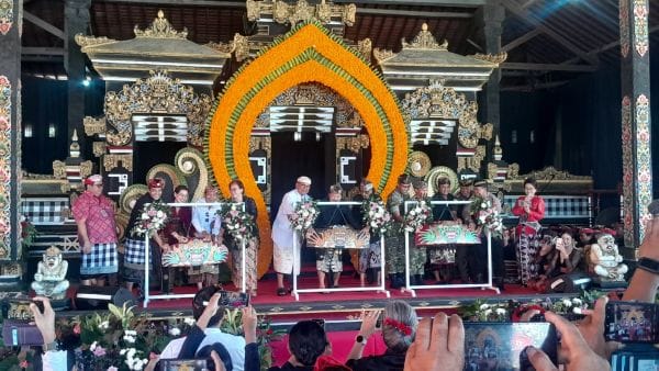 Pembukaan Tanah Lot Art and Food Festival VII ditandai dengan membunyikan okokan