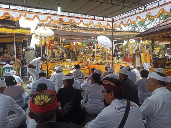 Prosesi penyineban Pura Parahyangan Panca Pandita Karang Pandan Solo