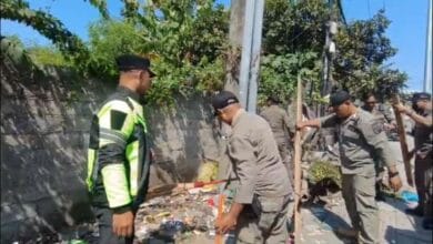 Satpol PP Badung menertibkan bangunan liar di Kerobokan Kelod