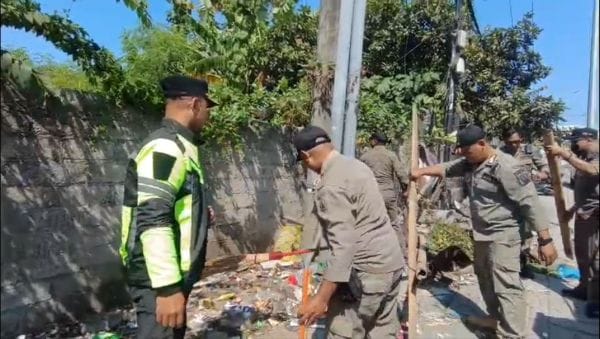 Satpol PP Badung menertibkan bangunan liar di Kerobokan Kelod