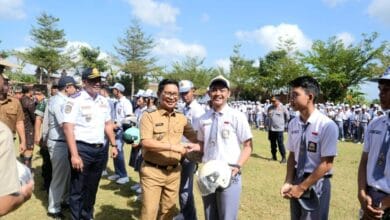 Bupati Adi Arnawa menyerahkan bantuan helm kepada perwakilan siswa-siswi SMA Negeri 2 Abiansemal serangkaian Peringatan Hari Perhubungan Nasional Ke-55 Tahun 2026 tingkat Kabupaten Badung