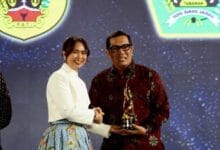 Bupati Tabanan, I Komang Gede Sanjaya, saat menerima penghargaan Apresiasi Daerah Peduli Inovasi Ekonomi Kreatif dari Wamenparekraf