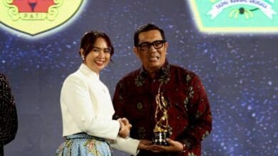 Bupati Tabanan, I Komang Gede Sanjaya, saat menerima penghargaan Apresiasi Daerah Peduli Inovasi Ekonomi Kreatif dari Wamenparekraf