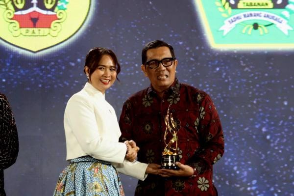 Bupati Tabanan, I Komang Gede Sanjaya, saat menerima penghargaan Apresiasi Daerah Peduli Inovasi Ekonomi Kreatif dari Wamenparekraf
