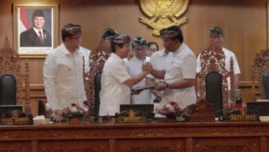 Bupati Wayan Adi Arnawa daan Wabup Bagus Alit Sucipta saat Rapat Paripurna DPRD Kabupaten Badung di Ruang Sidang Utama Gosana, Kantor DPRD Badung