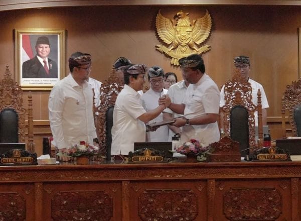 Bupati Wayan Adi Arnawa daan Wabup Bagus Alit Sucipta saat Rapat Paripurna DPRD Kabupaten Badung di Ruang Sidang Utama Gosana, Kantor DPRD Badung